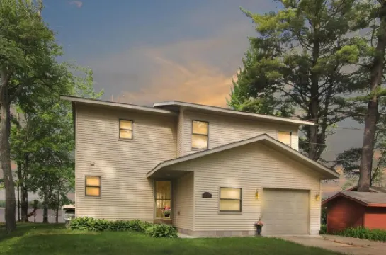 East Twin Lake House - Kayak, SUP - 2 Minutes to town