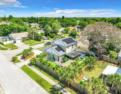 Seabreeze garden oasis, jacuzzi, golf, mins ->beaches Hotels in Pinellas Park