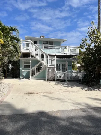 GREAT LOCATION! Peaceful & Tropical Condo Steps to Beautiful Holmes Beach, AMI! Отели в г. Холмс Бич