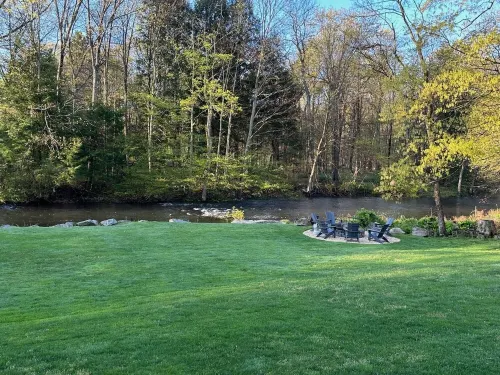 Escape to 'River Cottage. Ready for hiking, fishing, or a peaceful break?