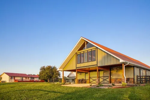 Barn Loft Apt 2 with Lake & Mountain views & custom wood accents through out. Hotels in Campbell County