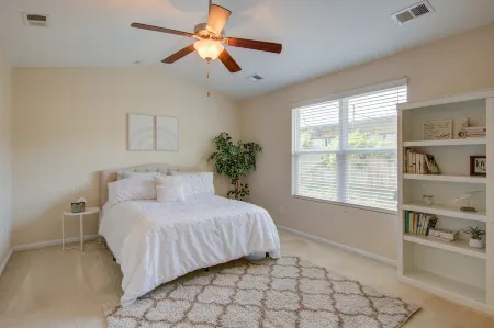 Entire townhome minutes from downtown Summerville Отели рядом с достопримечательностью «Middleton Place»