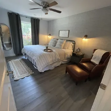 Simply Charming Nest-Nearly brand new, central, super clean, well appointed.