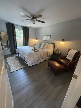 Simply Charming Nest-Nearly brand new, central, super clean, well appointed.