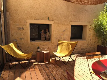 In the heart of the Drôme valley, between Die and Crest,  independent gîte Отели в г. Дром