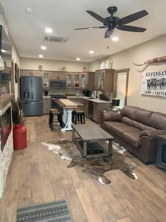 Rustic Roost - Cozy Cottage near downtown El Dorado, KS