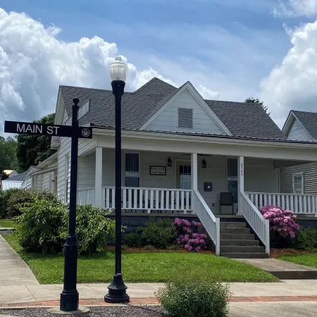 Toliver Guest House, Premier location on Main Street! Newly remodeled-spacious.