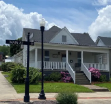 Toliver Guest House, Premier location on Main Street!  Newly remodeled-spacious.