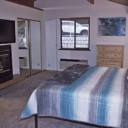 Cozy Camano Island Retreat & Gallery w/beach access.
