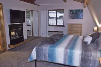 Cozy Camano Island Retreat & Gallery w/beach access.