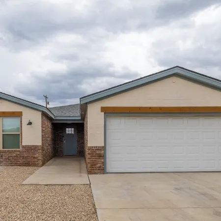 Charming 3-bedroom house near West End Shopping Center!