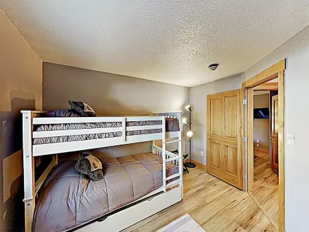 Remodeled 2 Bedroom Downtown Condo sleeps 6!