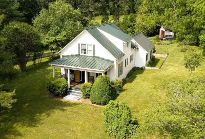 Possum Trot Farmhouse - Wedding & Event Venue, Lodging for 18,  Stone Fireplace 타이 리버 공원 주변 호텔