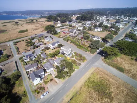 Heart of Mendocino Village, Fabulous Views!