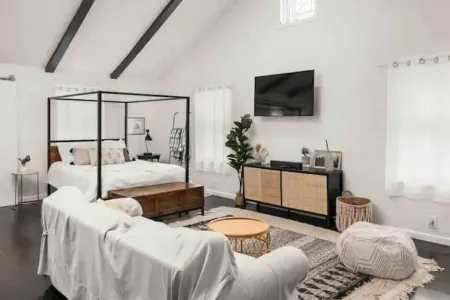 Private hot tub + Modern Cottage Отели в г. Клаверек-Ред Милс