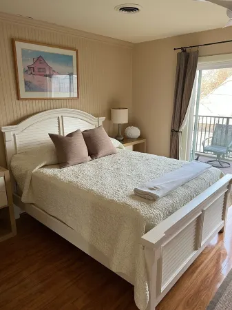 Beautiful downtown Rehoboth Beach townhouse - 3 blocks to the beach/boardwalk. Отели в г. Рехобот-Бич