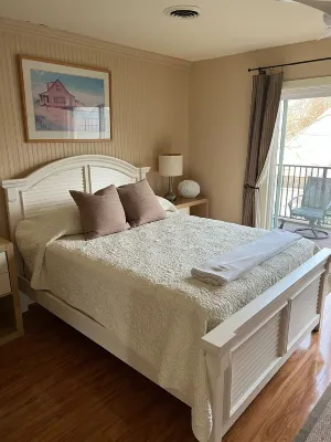 Beautiful downtown Rehoboth Beach townhouse - 3 blocks to the beach/boardwalk.