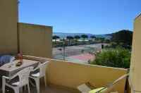 Air-Conditioned Apartment at the Foot of the Beach, Magnificent Sea View, Close to Shops Hotels in Bormes-les-Mimosas