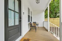 The Artist-cute 2/1 and only 8 minutes to downtown