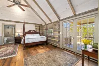 Rustic Luxury Near Charlottesville/Montpelier/Wineries /A Historic Cabin Retreat
