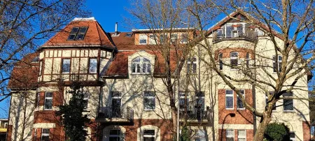 Dachgeschosswohnung Lichterfelde Отели рядом с достопримечательностью «Glienicker Brücke»