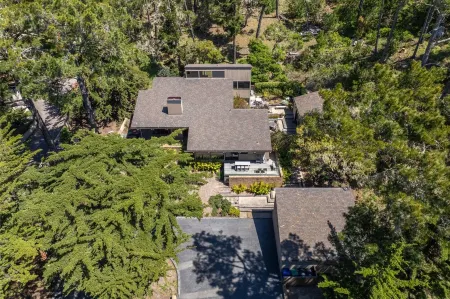 Pebble Beach perfection. Peaceful, Ocean view property to rest, golf, reset. Отели рядом с достопримечательностью «Bird Rock Vista Point»