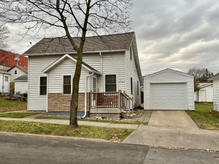 Cozy Chic Farmhouse for Traveling Professionals