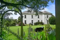 Fowey Apartment With Outdoor Pool And Gardens In Historic Mansion House