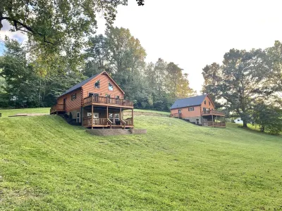 Black Bear Retreat • 2Bed 2Bath Cabin • Near Bike Trail The Little River Railroad and Lumber Company Museum附近的飯店