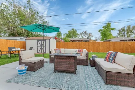 Backyard BBQ Retreat: Central 3bd - Prime Location