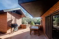 A large luxury red rock escape. Minutes from hiking! Pool, hot tub, and yoga