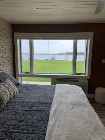 Beautifully renovated Crooked Lakefront Condo 1 Bed & 1.5 Baths-Legacy Up North Отели рядом с достопримечательностью «Заказник Менонаква Вудс»