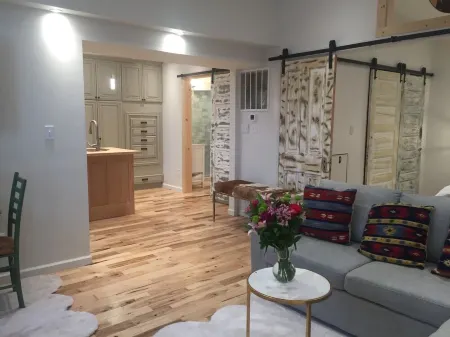 Sleep & Stay where Wild Bill Hickock and Calamity Jane played cards Отели в г. Ред Лодж