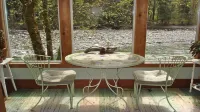 Beautiful Riverfront Getaway in the Cascade Mountains - Hytter