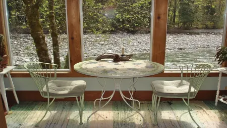 Beautiful Riverfront Getaway in the Cascade Mountains