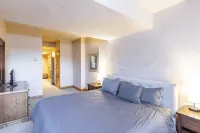 SKI-IN / SKI-OUT 5 BEDROOM, walking distance to everything in town!