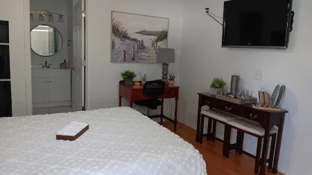 Private room and bathroom  in beautiful Tarpon Spring only minutes to beaches!