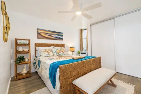 Beautiful townhome with 2 pools— 5 min from the beach!