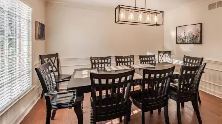 Kirby House: Sleeps 16, King bed, Hot Tub, Game Rooms, Gym, Gated/Free Parking