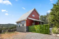 Hidden Butterfly 3 Bedroom Home- Lake Travis with Hot Tub Hotels near Northlake Church