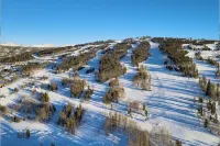 Perfect Mountain Family Getaway with Hot Tub & Fire Pit - Ski, Bike, Fish, Golf!