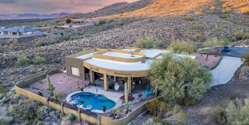 Spacious 4-bedroom house with Mountain View’s, pool and putting green.
