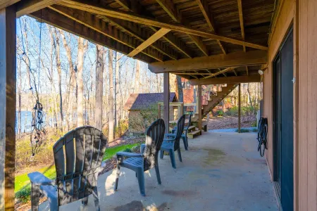 Cozy Lakefront A-Frame Cabin Lake Hartwell Clemson Отели рядом с достопримечательностью «Дайк»