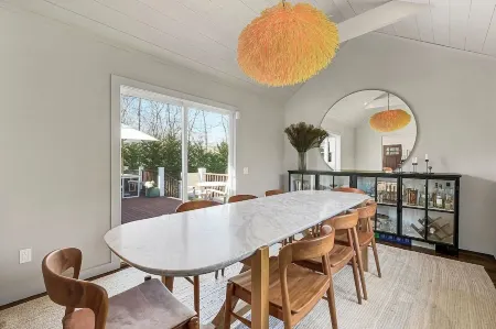 Beautiful private gated property w/ private beach access Отели в г. Спрингс