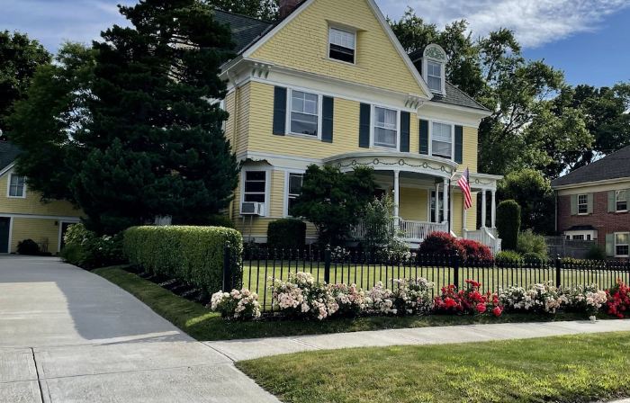 Lovely private Carriage House on Historic Property