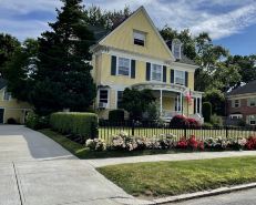 Lovely private Carriage House on Historic Property