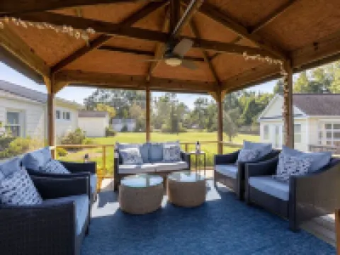 Home on Jackson Creek Home w/kayaks, bike, dock. Available guest cottage extra. โรงแรมในMiddlesex County