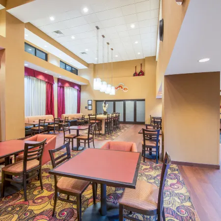 Hampton Inn & Suites Oklahoma City-South Отели рядом с достопримечательностью «Торговый центр "Кроссроудз"»