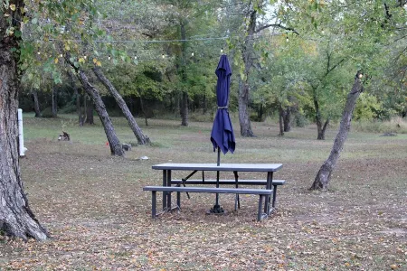 Quiet Retreat. 5 Minutes to the Marina and Boat Ramp and Pet Friendly!