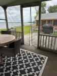 Lakeshore Legacy - Cozy 4 Bedroom on BlueDog Lake - Great for Families & Friends - Homestays